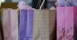 sacs en papier de différentes couleurs