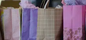 sacs en papier de différentes couleurs