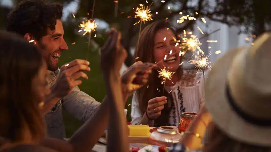 Groupe de jeunes qui font la fête