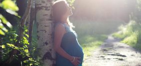 Annonce d'une grossesse : pourquoi choisir une carte à gratter ?