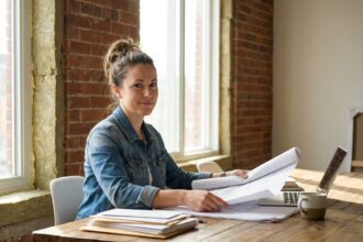 Femme consultant des plans pour des travaux de rénovation énergétique