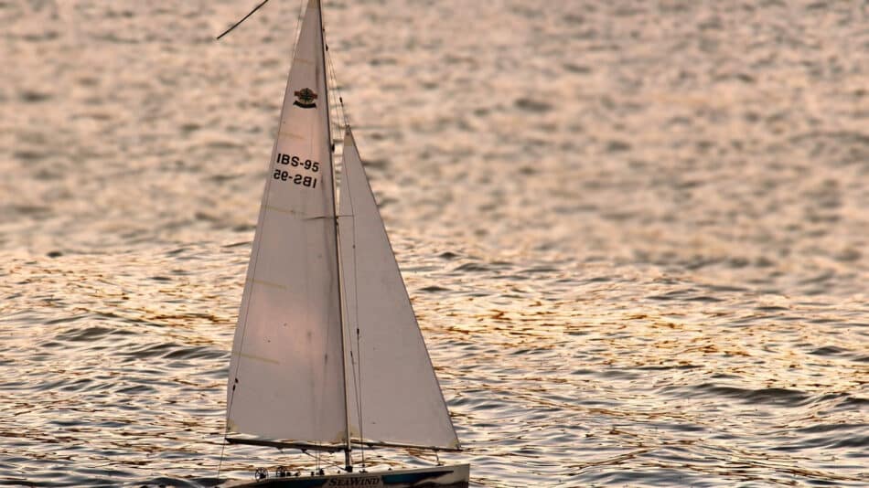 Vacances en bord de mer : pourquoi louer un voilier ?