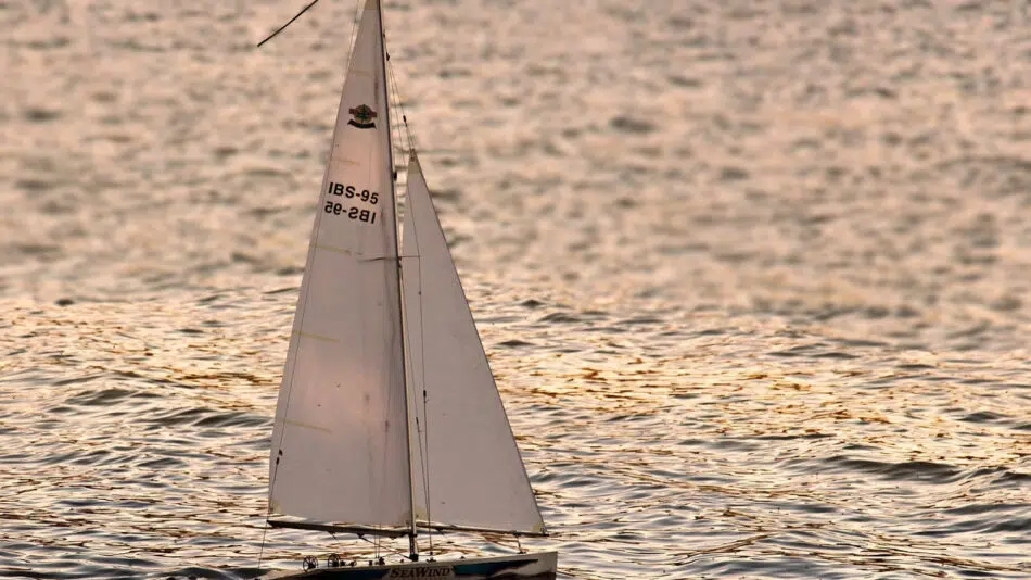 Vacances en bord de mer : pourquoi louer un voilier ?