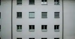 fenêtres d'immeuble avec volets roulants